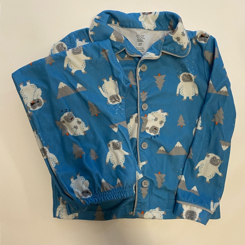 Carter’s The Abominable Snowman fleece pajama set.  Size 5T.